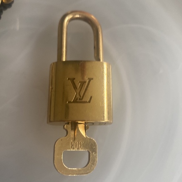 Authentic #303 Louis Vuitton lock and key - Picture 3 of 7